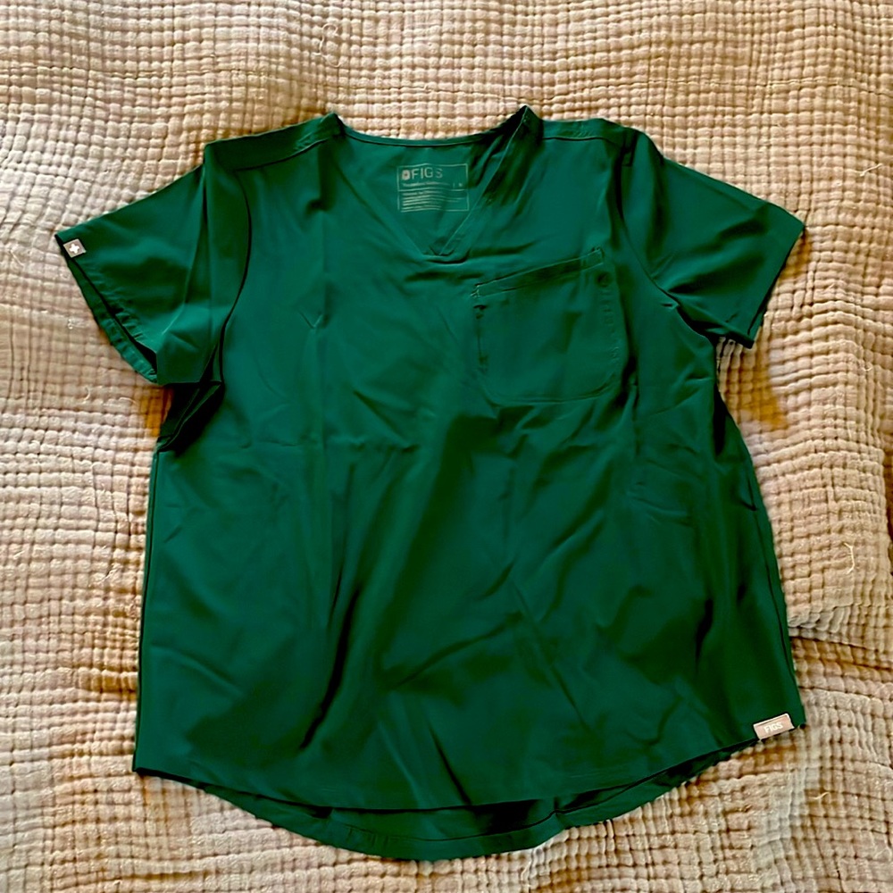 Figs: Fionlite classic V-neck scrub top